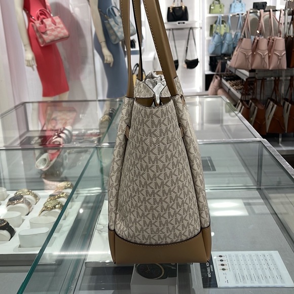 MICHAEL KORS
Reed Large Logo Shoulder Tote Bag
Camel Combo 
NWT - Picture 6 of 16